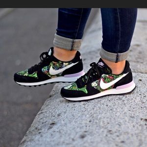Nike retro women’s sneakers